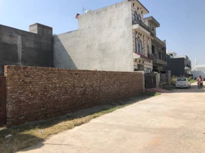 Ideal location close street foundation university school new lalazar