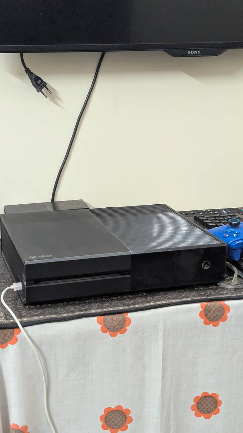 Xbox one with one controller 1