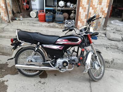 new motorcycle only  5000 kilometers run only call pe rabta kare