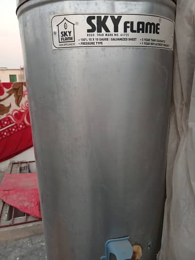 Sale new geyser only 6 month used urgent 50 litre above size on gas