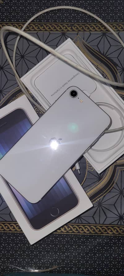IPhone SE 3rd generation 64gb water pack  with box and orignal cable