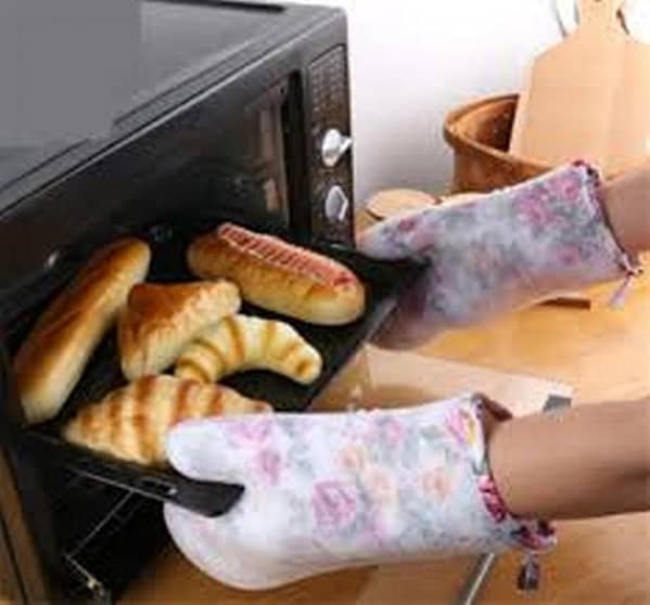 Heat Resistant Oven Gloves Insulated Hot Grilling Mitts for Kitchen BBQ Baking Cooking (Random Design & Colour)
