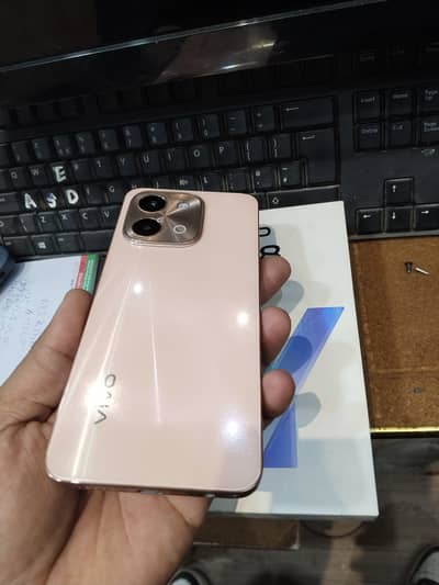 Vivo y28   8+8/128 10/10