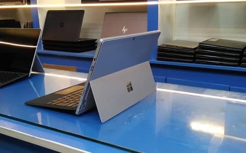 Microsoft Surface Pro 5 i5 7th Gen 8gb 256GB ( new Year Offer )