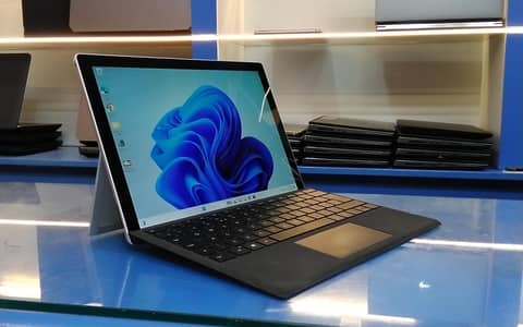 Surface Pro 5 7th Gen i5 8GB Ram 256GB with Keyboard and Adapter