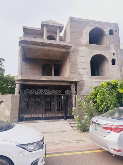 9.5 Marla Gray Structure House For Sale In Dream Gardens Phase-2 Lahore