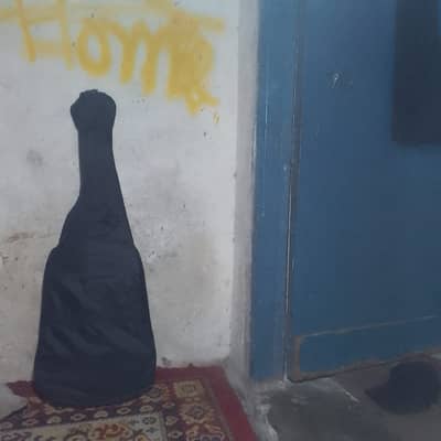 lightly used,good condition, strong wooden gaiter ,neck is very good.