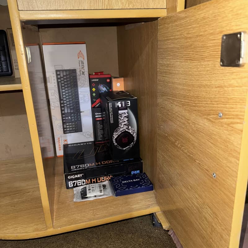 Computer/Study Table with Shelves & Lockable Storagew 6