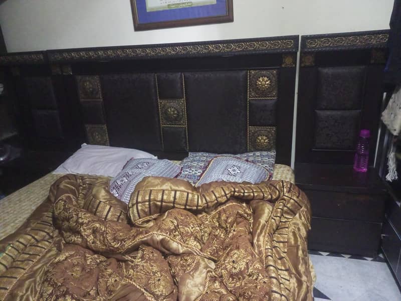 bed with sidetable 0