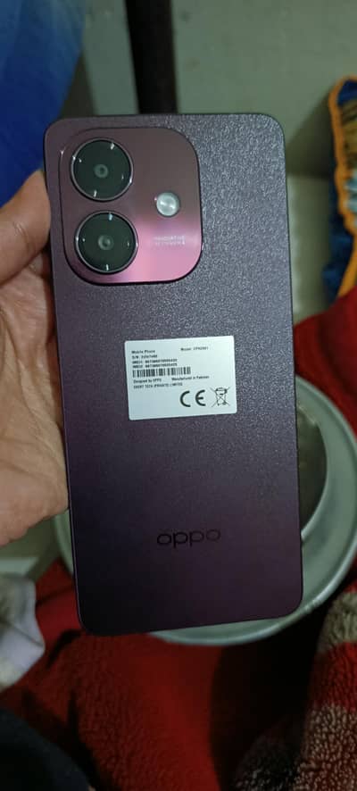 oppo a5i one hand used . . . peso ki zarort hy is liay seel krna hy