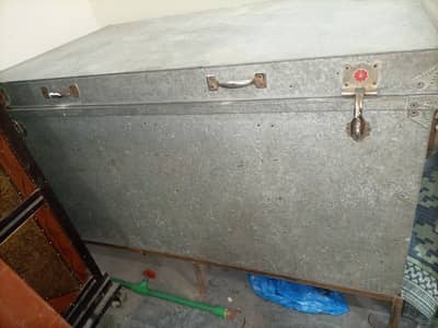 Full heavy 5 footi paiti with 2 heavy trunk size 3 foioot