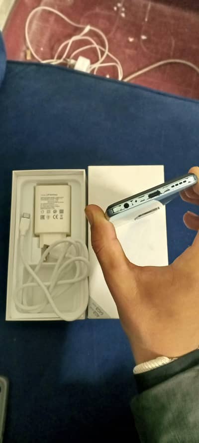 vivo y21 (4/64) complete box with charger