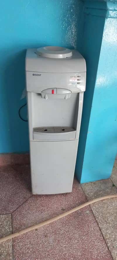 water dispenser ok condition. 0,3,1,3,9,2,9,2,3,3,9