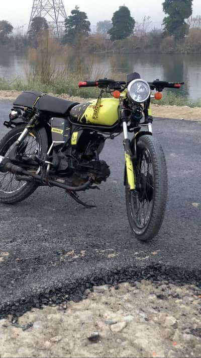 2012 model yahama without moblail in tapa coverted in cafe racer