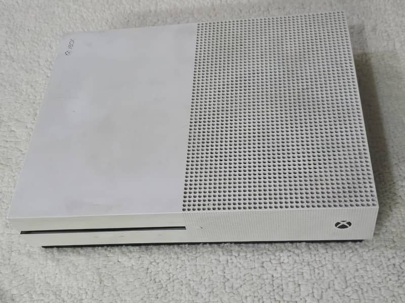 Xbox One S 500 GB with controllers 0