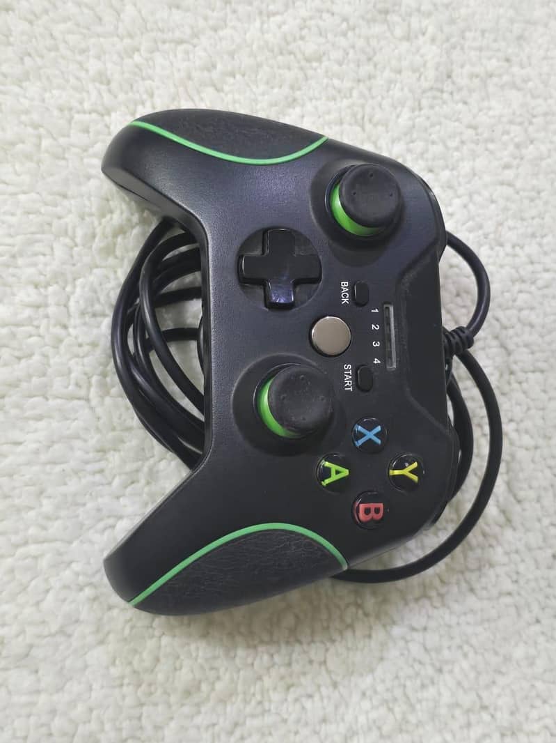 Xbox One S 500 GB with controllers 1