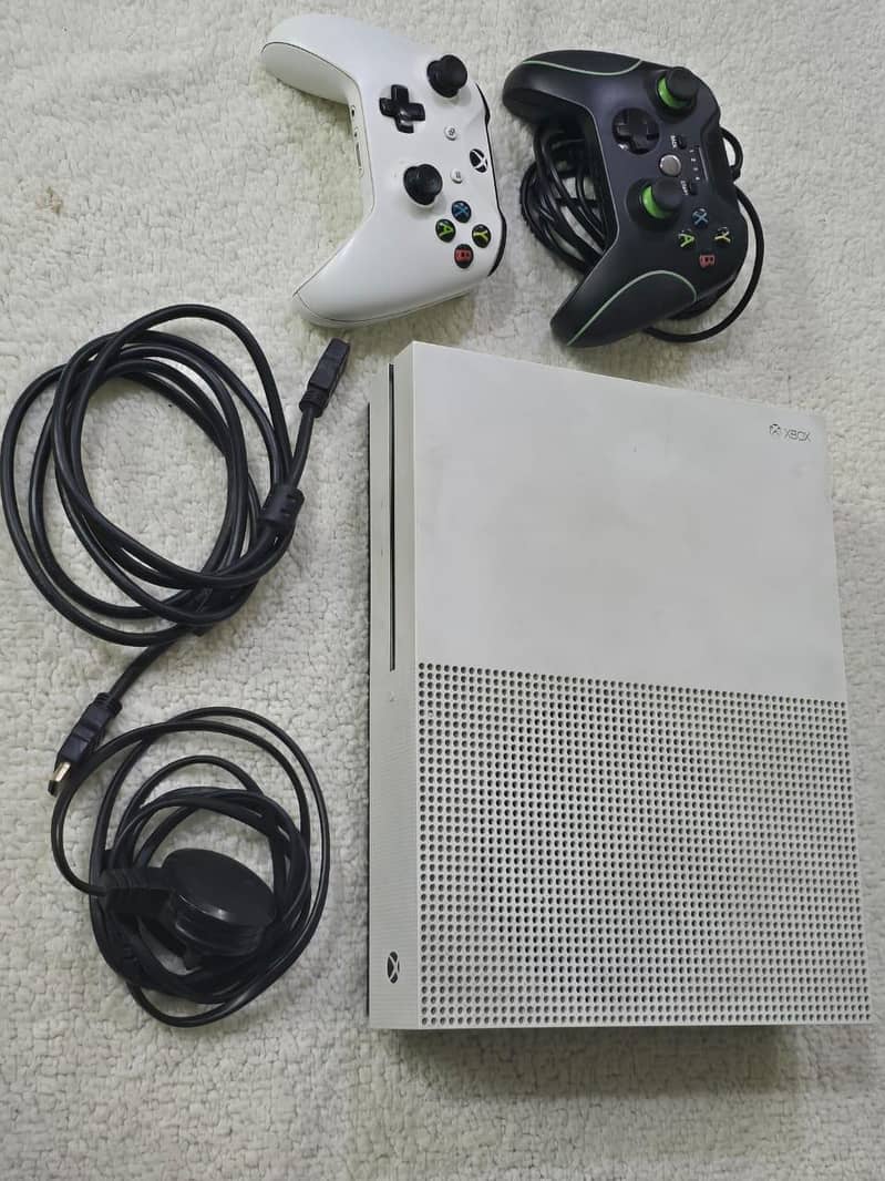 Xbox One S 500 GB with controllers 2