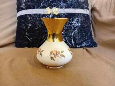 brand new vase for urgent sale 10/10 condition