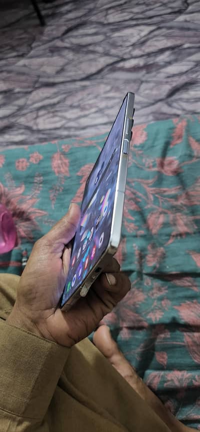 Samsung galaxy z fold 5 with box