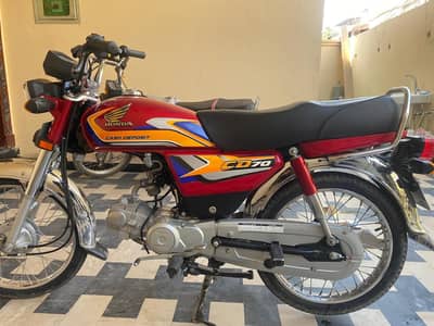 Honda CD70 used by Doctor