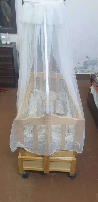 salam iam selling baby cot in a very good condition