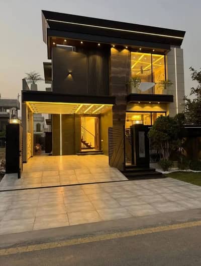 we are offering 10 marla house for sale in bahria town lahore