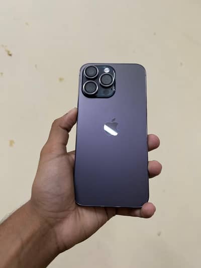 IPhone 14 pro max c. p. y