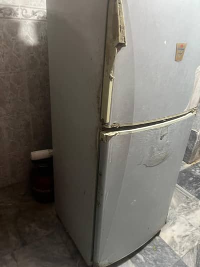 DAWLANCE FRIDGE MODEL 2005