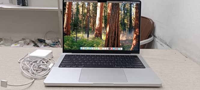 Macbook Pro M4 2024 14" 16/512 only 8 cycle like new with warranty
