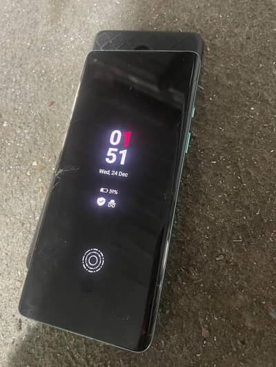 glass thora sa toota ha corner sy baki phone blkl new or ok hai