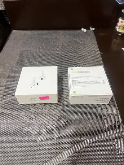 Apple AirPod 4 box pack