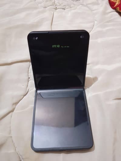 Samsung Galaxy Z Flip 7 (Non-PTA) – UK Variant – Mint Condition