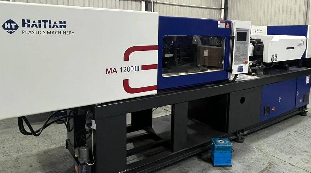 injection moulding machine 11