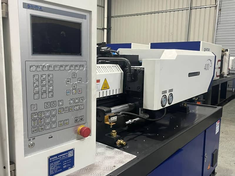 injection moulding machine 14
