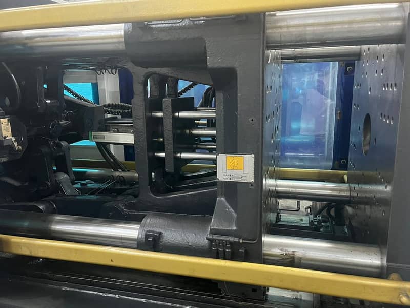 injection moulding machine 18