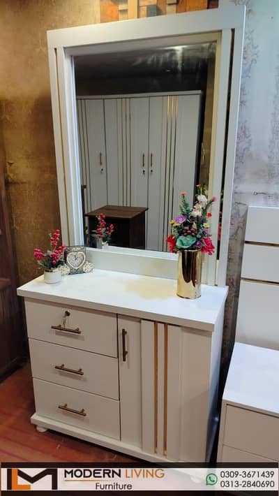 Dressing Tables Round Mirror Beautiful Look Best Quality