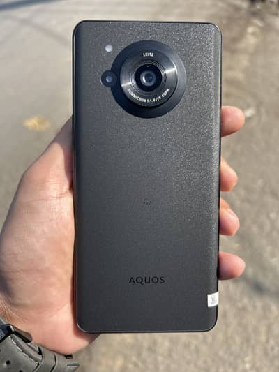 AQUOS Sharp R7