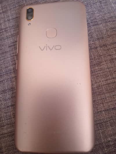 vivo y85 64 gb or 4gb gold colour halka sa glass break hai upper se