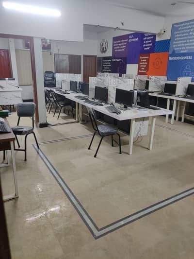 Furnished office Available with Laptop Ideal for soft ware house/call center Gulshan Iqbal
