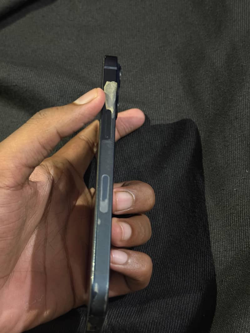 iPhone 13 Sim locked  3