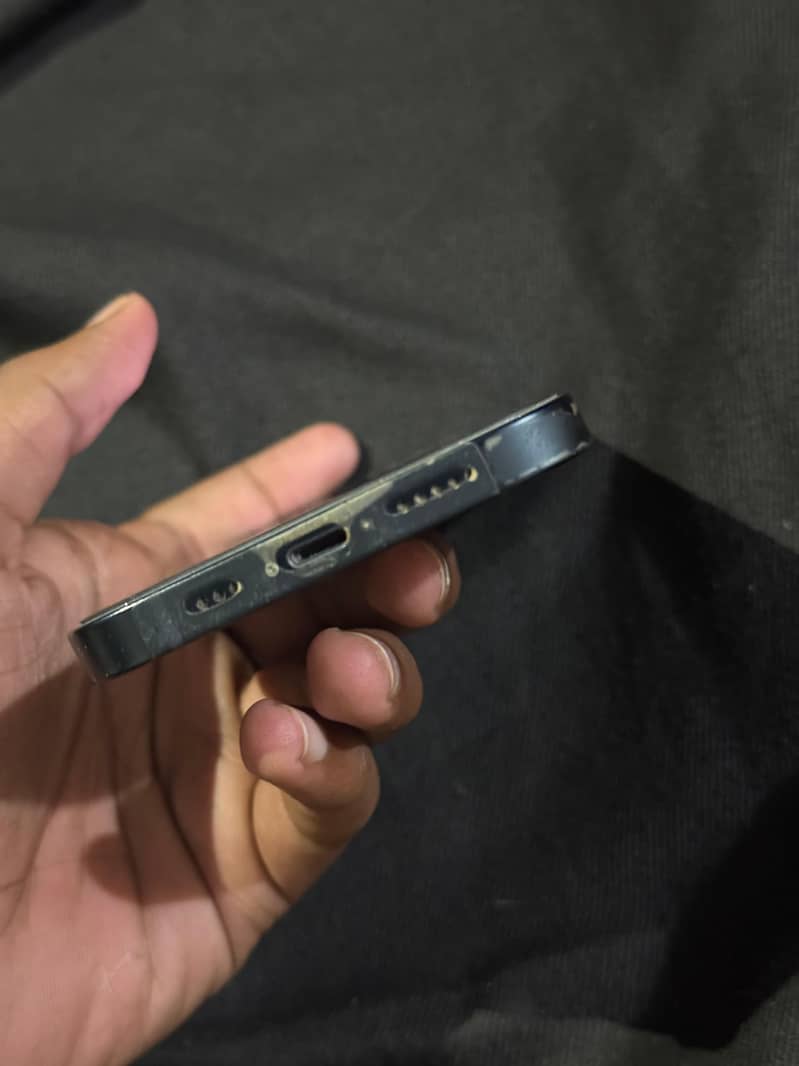 iPhone 13 Sim locked  4