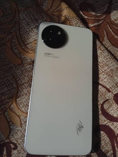 Itel s23 8\128 almost new condition . With box. And original charger