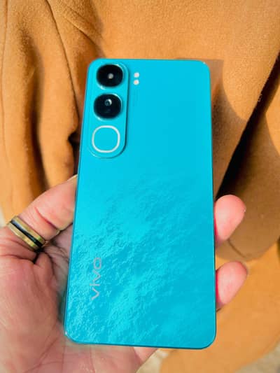 vivo y200 box charger saTh only 5  day use new hai puri warranty hai