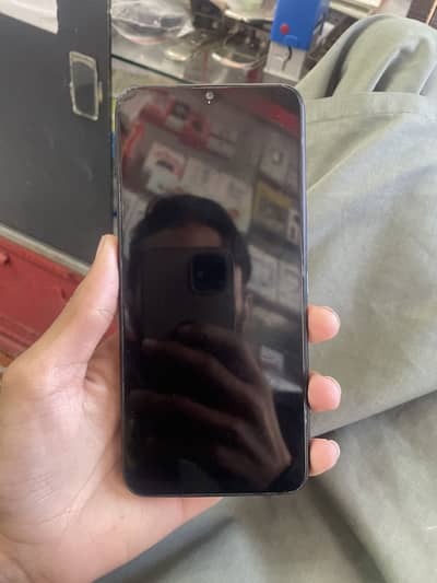 Infinix hot 10i 4/128 all ok but back camra khrab ha