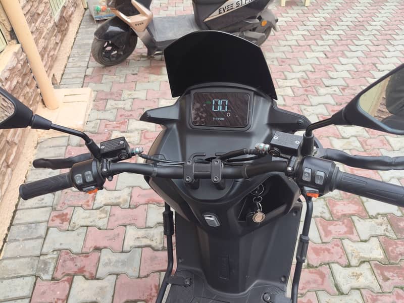Revoo E52 1