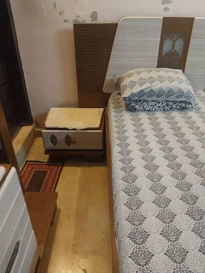 bed room set gud condition without metres