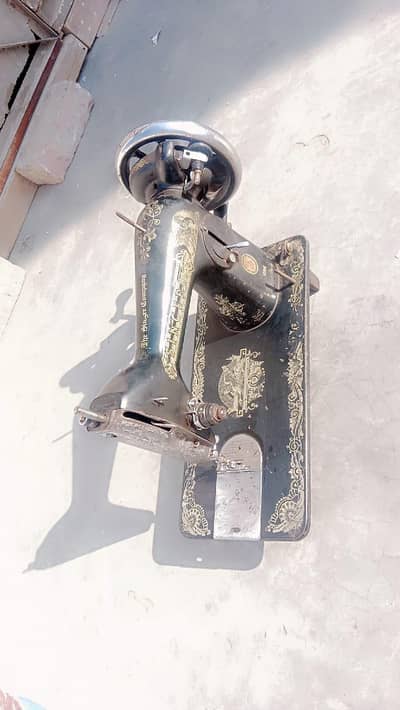 “Singer Hand-Crank Sewing Machine — Original Decals”