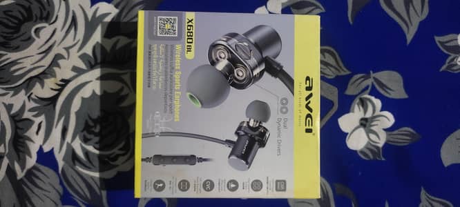 ek earbuds he or ek handsfree he wireless dono ki condition new he