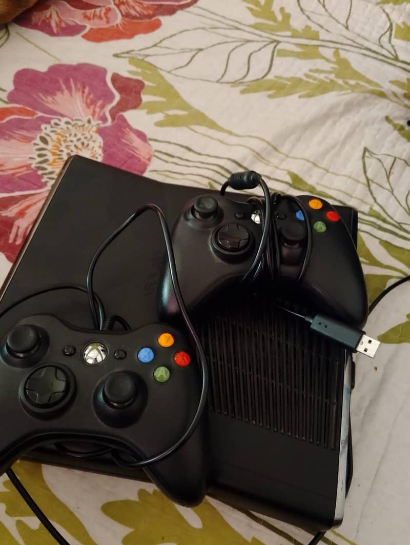 XBox 360 with 2controller 12