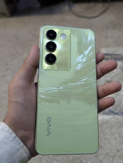 Vivo Y100 with box charger